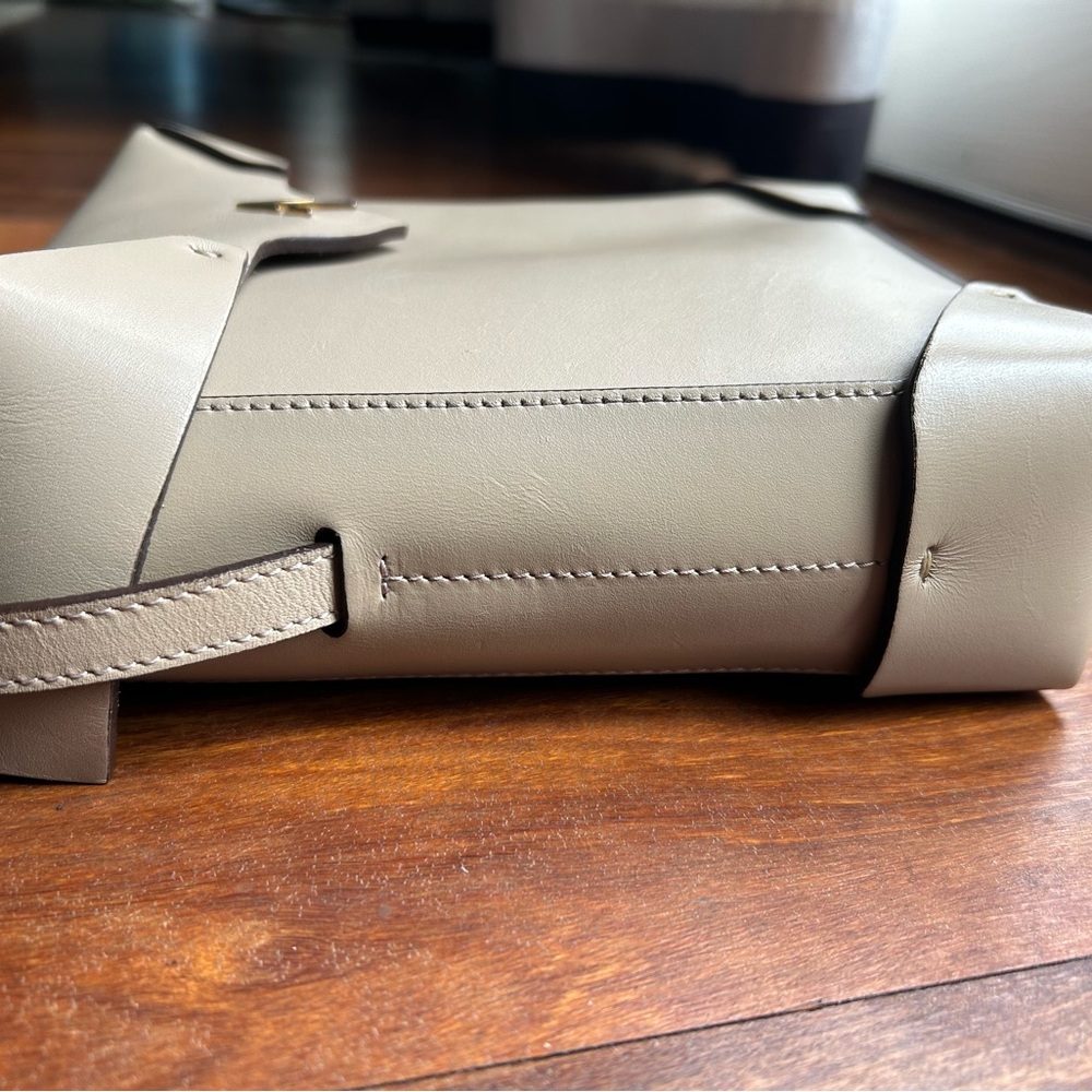 Manu Atelier Elegant Leather Designer Crossbody Bag in Cream - Picture 13 of 14